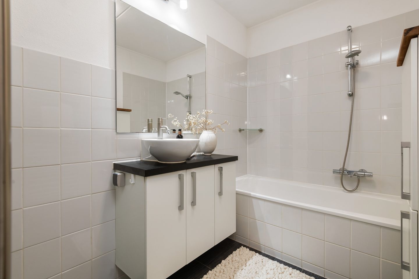 Bright Corner Maisonnette with Panoramic Rotterdam Skyline Views — 25
