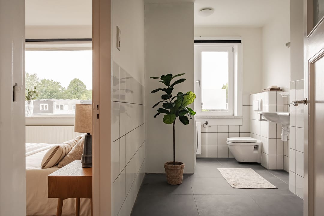 Spacious Upper Floor Apartment with Canal Views in Haarlem — 17