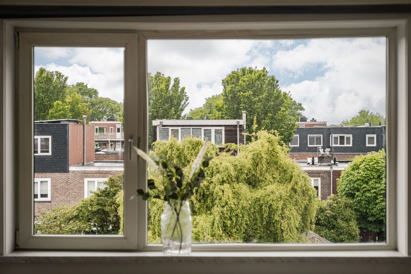 Spacious Upper Floor Apartment with Canal Views in Haarlem — 19