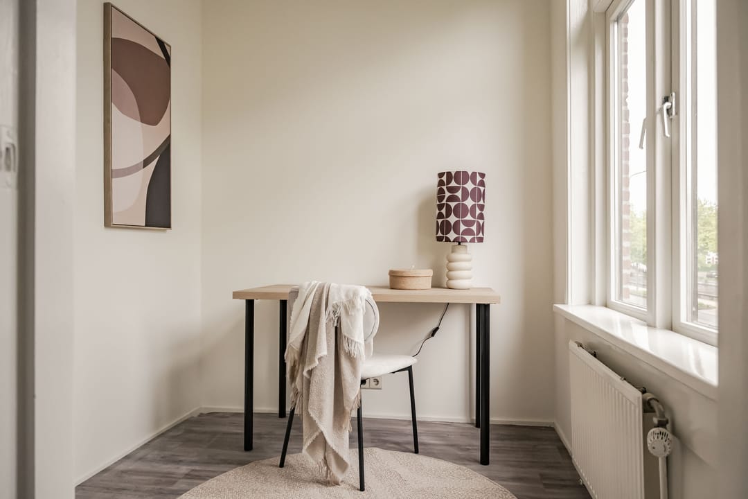 Spacious Upper Floor Apartment with Canal Views in Haarlem — 11
