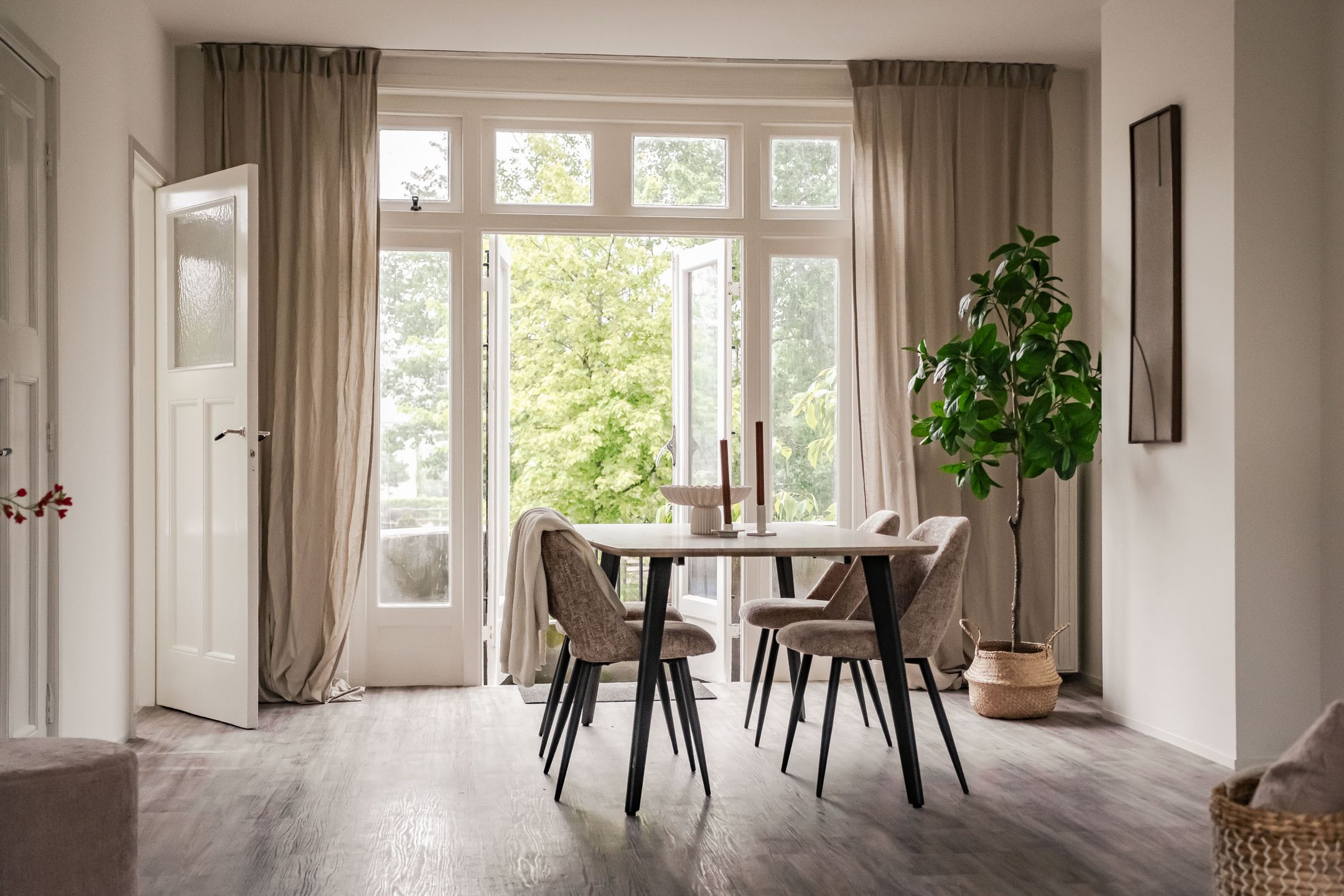 Spacious Upper Floor Apartment with Canal Views in Haarlem — 9