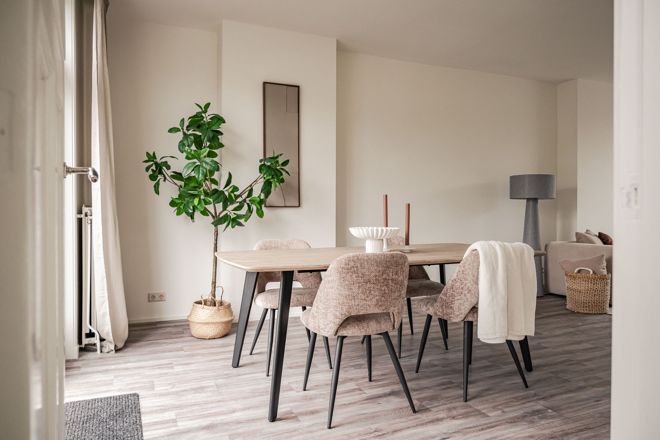Spacious Upper Floor Apartment with Canal Views in Haarlem — 12
