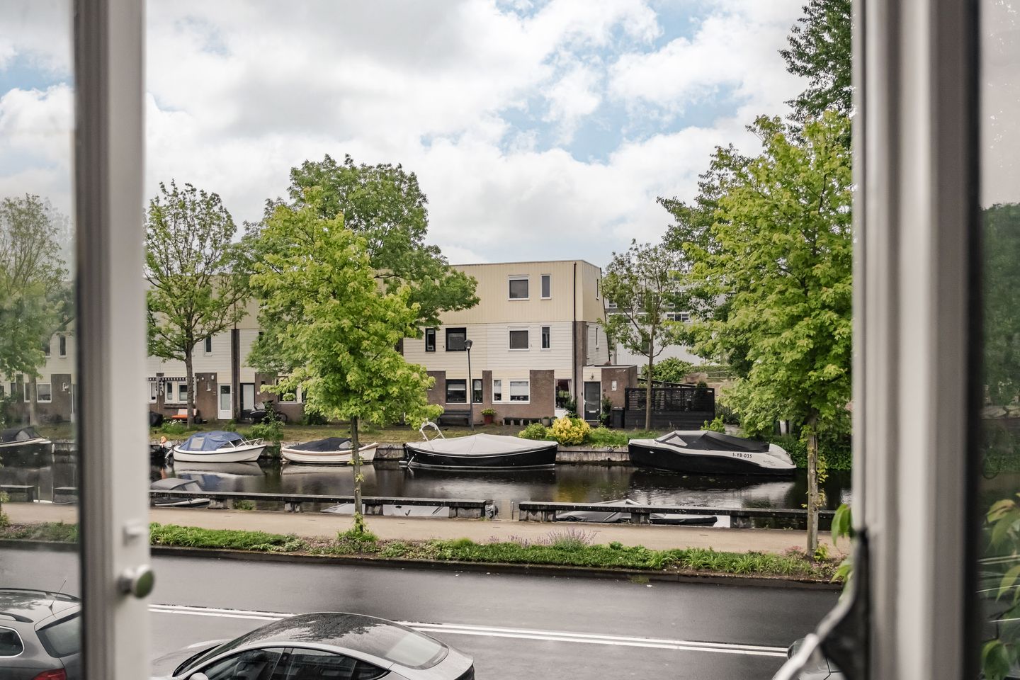 Spacious Upper Floor Apartment with Canal Views in Haarlem — 10