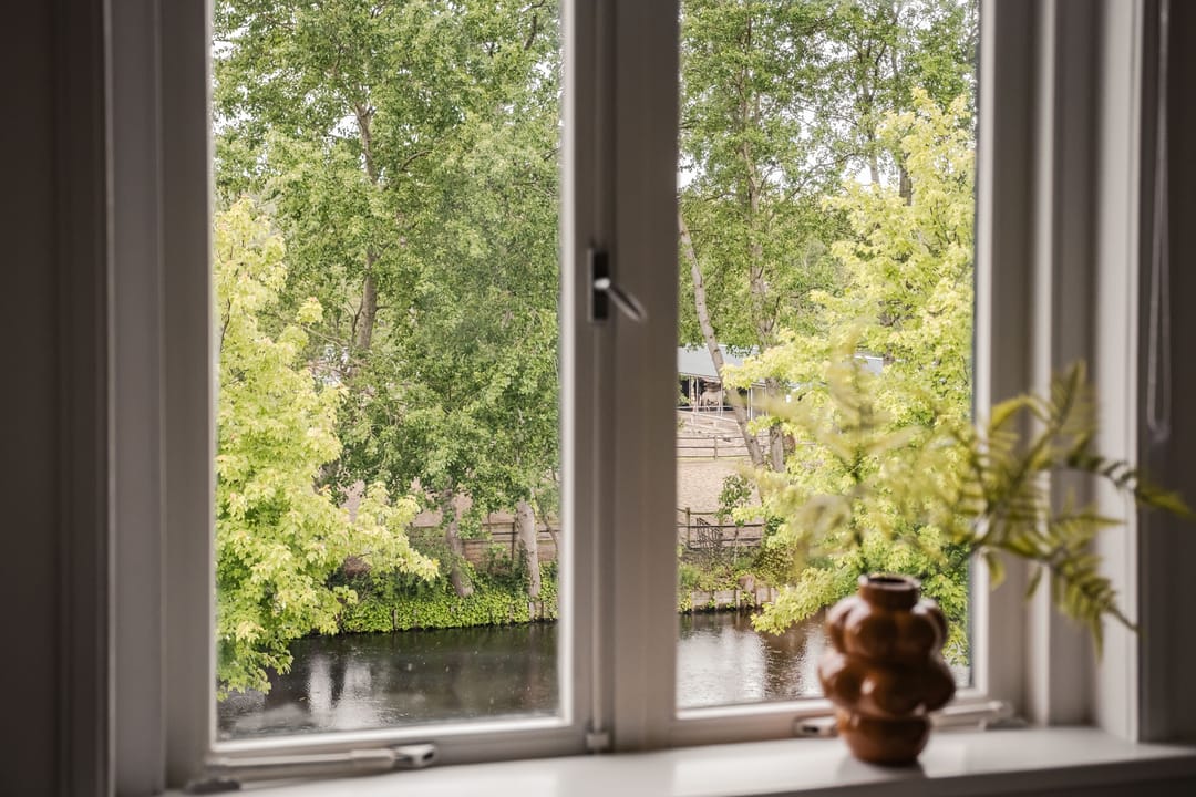 Spacious Upper Floor Apartment with Canal Views in Haarlem — 23