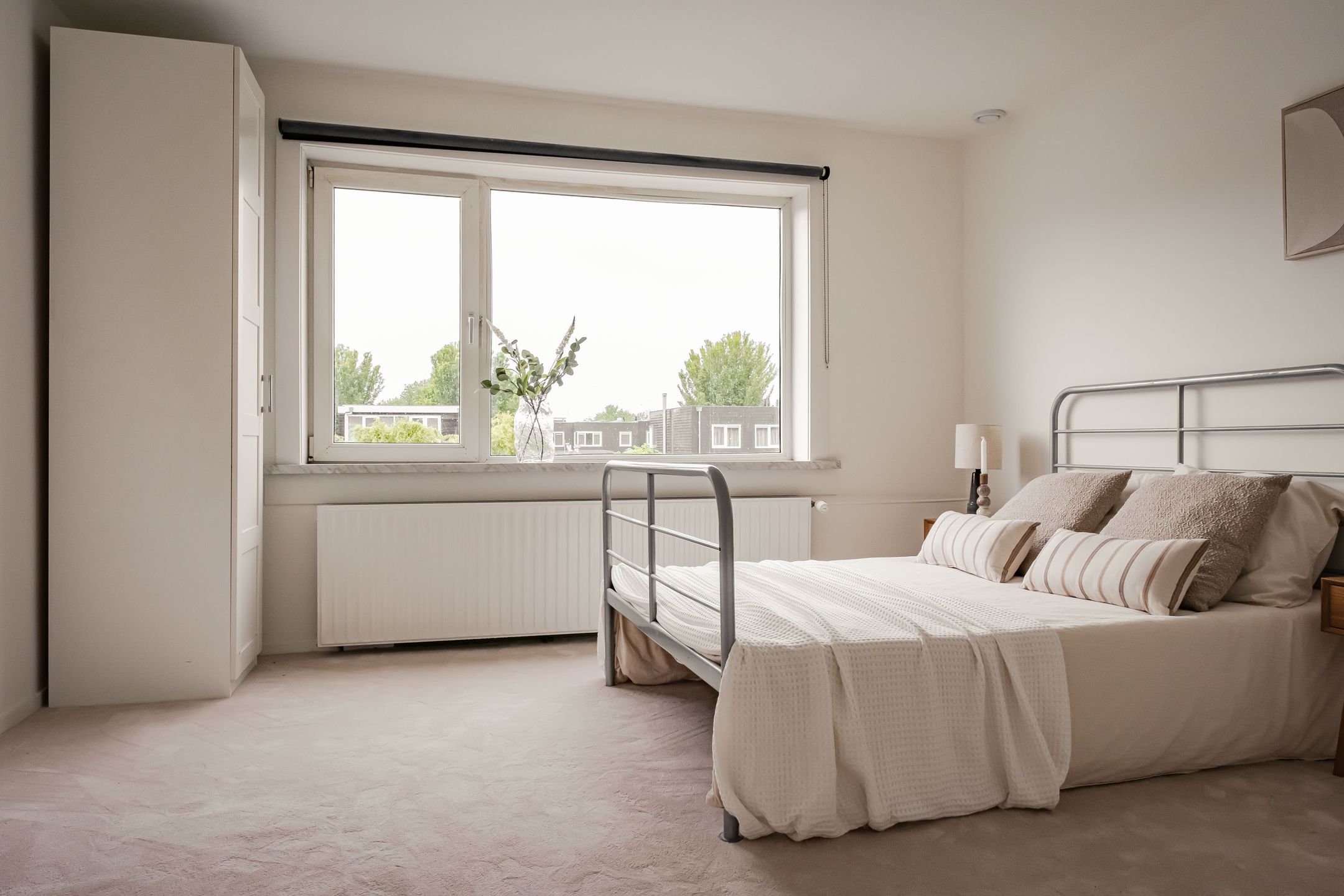 Spacious Upper Floor Apartment with Canal Views in Haarlem — 18