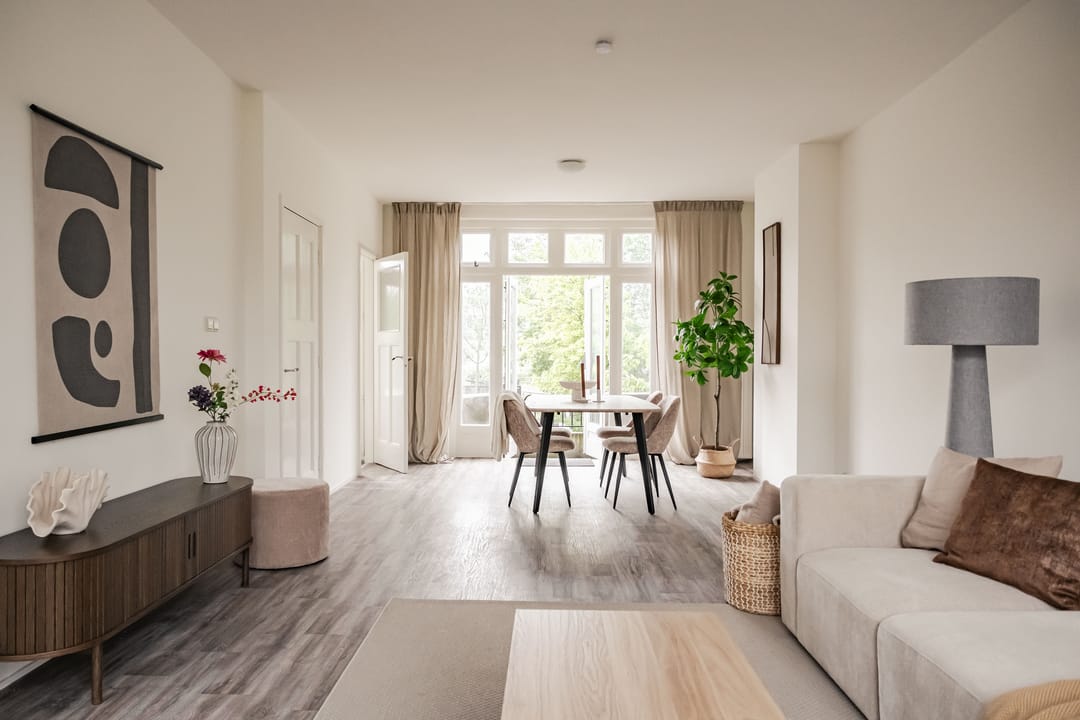 Spacious Upper Floor Apartment with Canal Views in Haarlem — 8