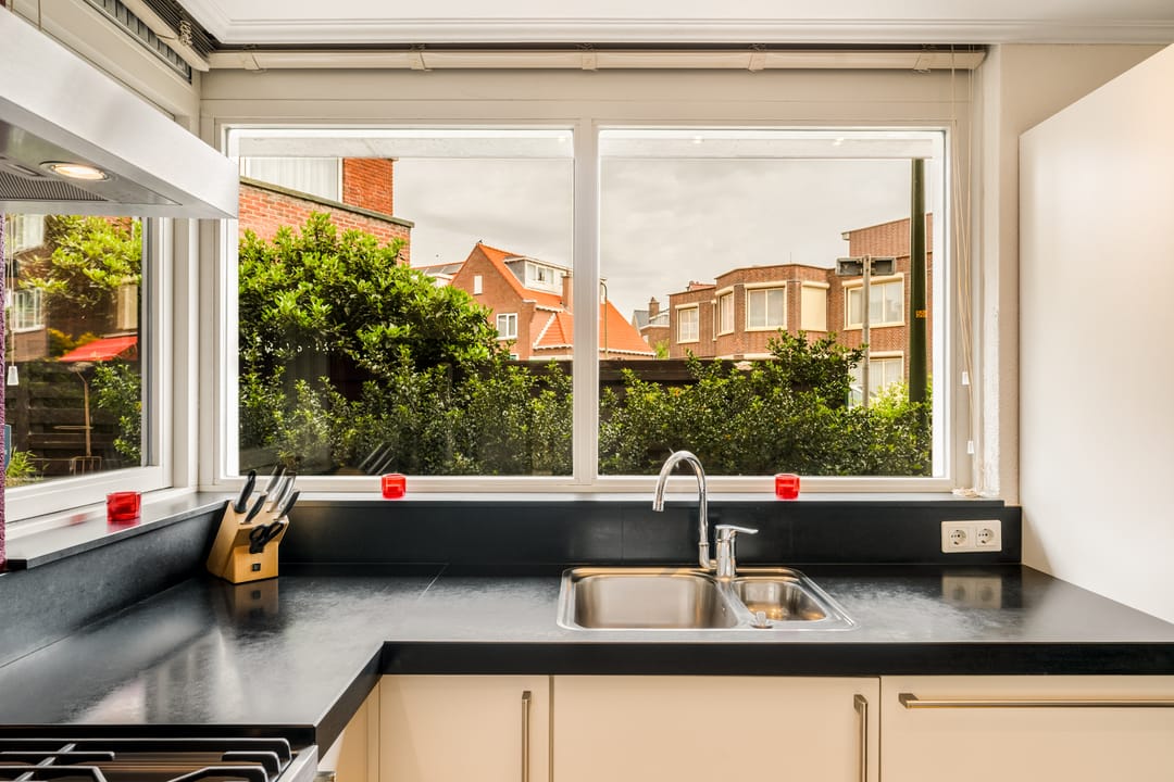 Bright Terraced House with Sunny Southwest Garden in Belgisch Park — 28