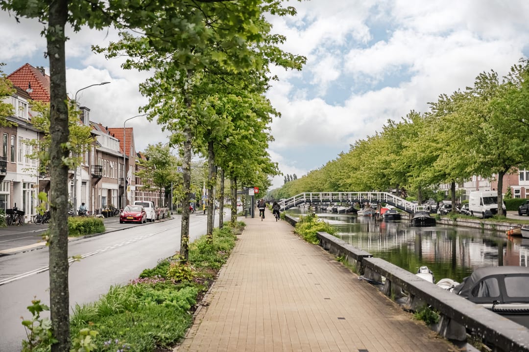Spacious Upper Floor Apartment with Canal Views in Haarlem — 28