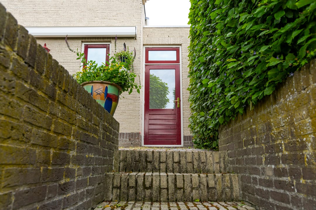Waterfront Villa with Distinctive Glass Tower in Werkendam — 61