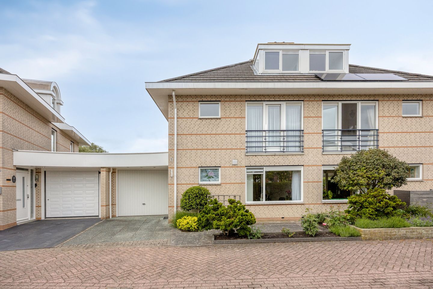Spacious Semi-Detached Home with Water Views and Private Garage in Rokkeveen — 34