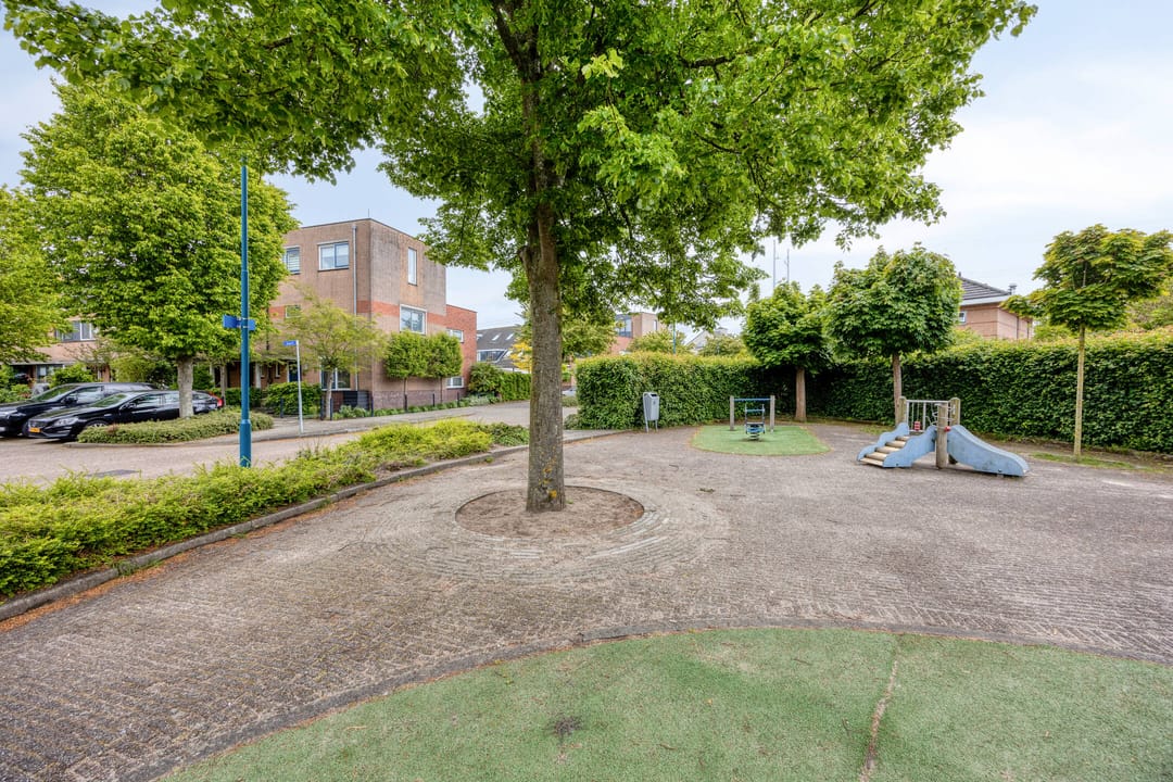 Spacious Semi-Detached Home with Water Views and Private Garage in Rokkeveen — 37