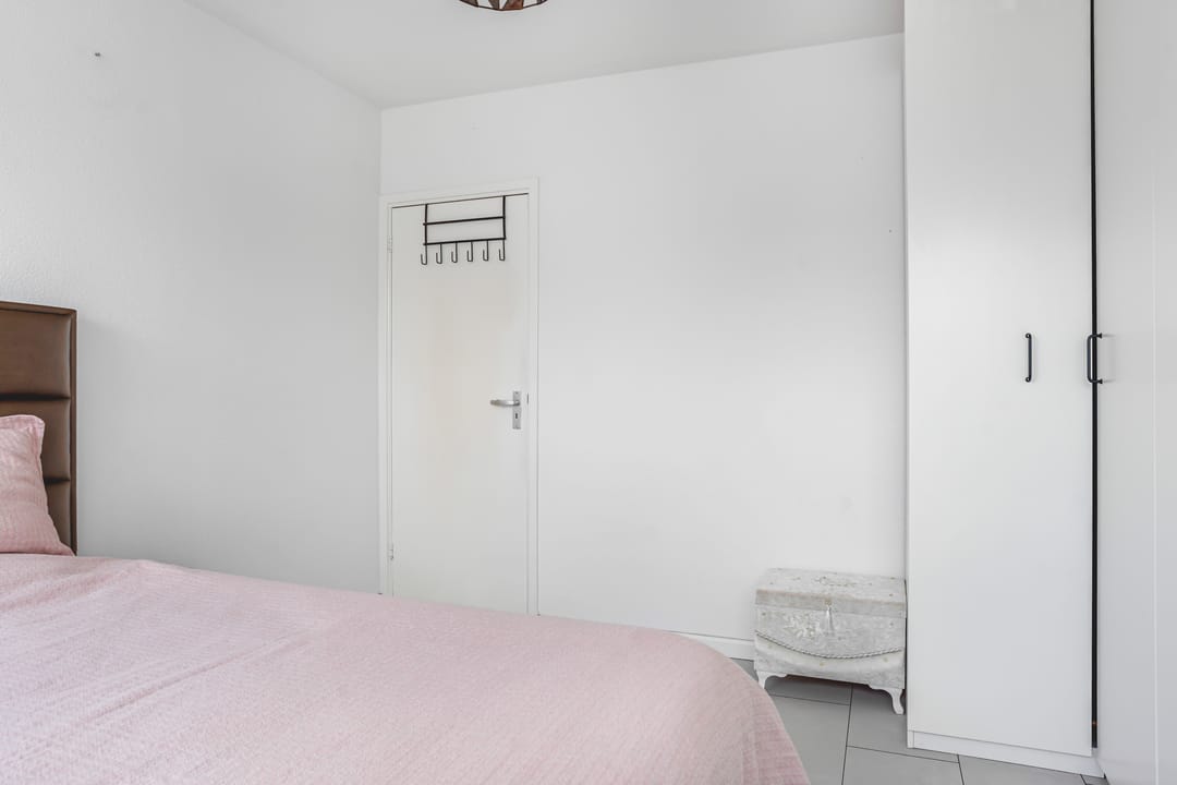 Spacious Four-Room Apartment with Southwest-Facing Terrace in Osdorp — 16