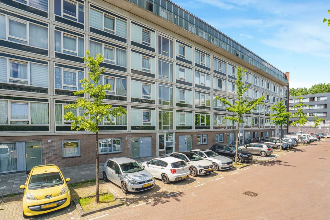 Spacious Four-Room Apartment with Southwest-Facing Terrace in Osdorp — 32