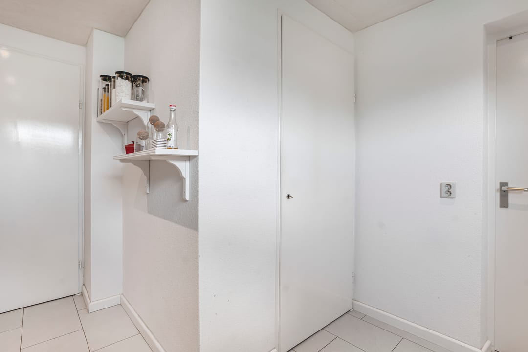Spacious Four-Room Apartment with Southwest-Facing Terrace in Osdorp — 13
