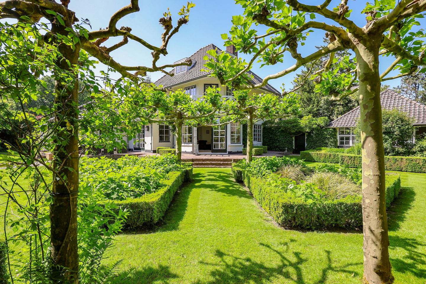 Characterful 1927 Villa with Guesthouse in Blaricum's Golden Triangle — 44