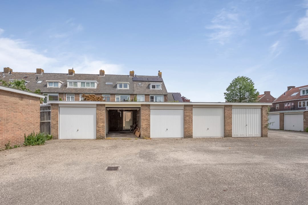 Spacious Six-Bedroom Family Home with South-Facing Garden in Oosterduinkwartier — 43