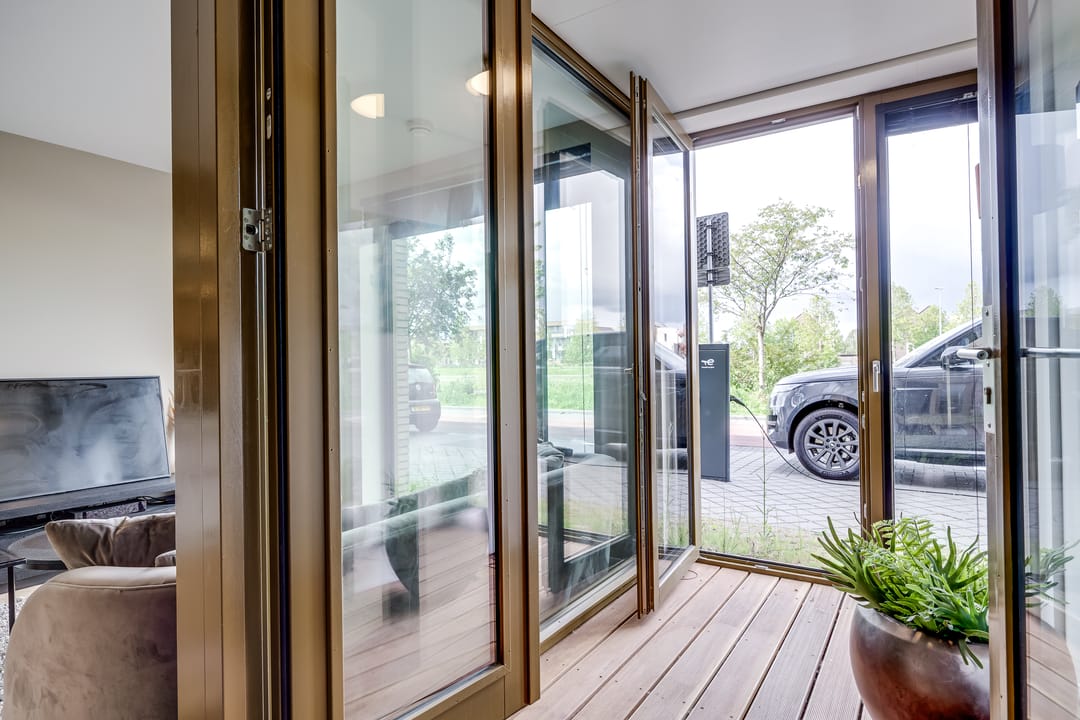 Modern Ground-Floor Apartment with Private Patio and Parking in Leeuwesteyn — 31