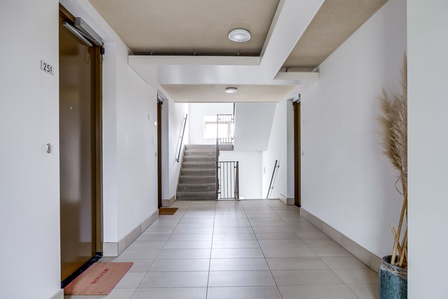 Modern Ground-Floor Apartment with Private Patio and Parking in Leeuwesteyn — 35