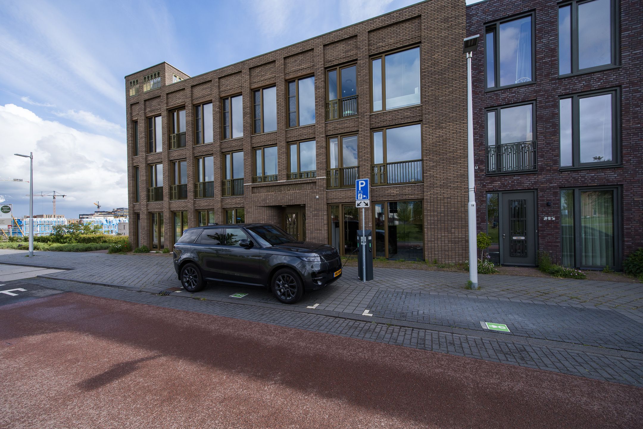 Modern Ground-Floor Apartment with Private Patio and Parking in Leeuwesteyn — 42