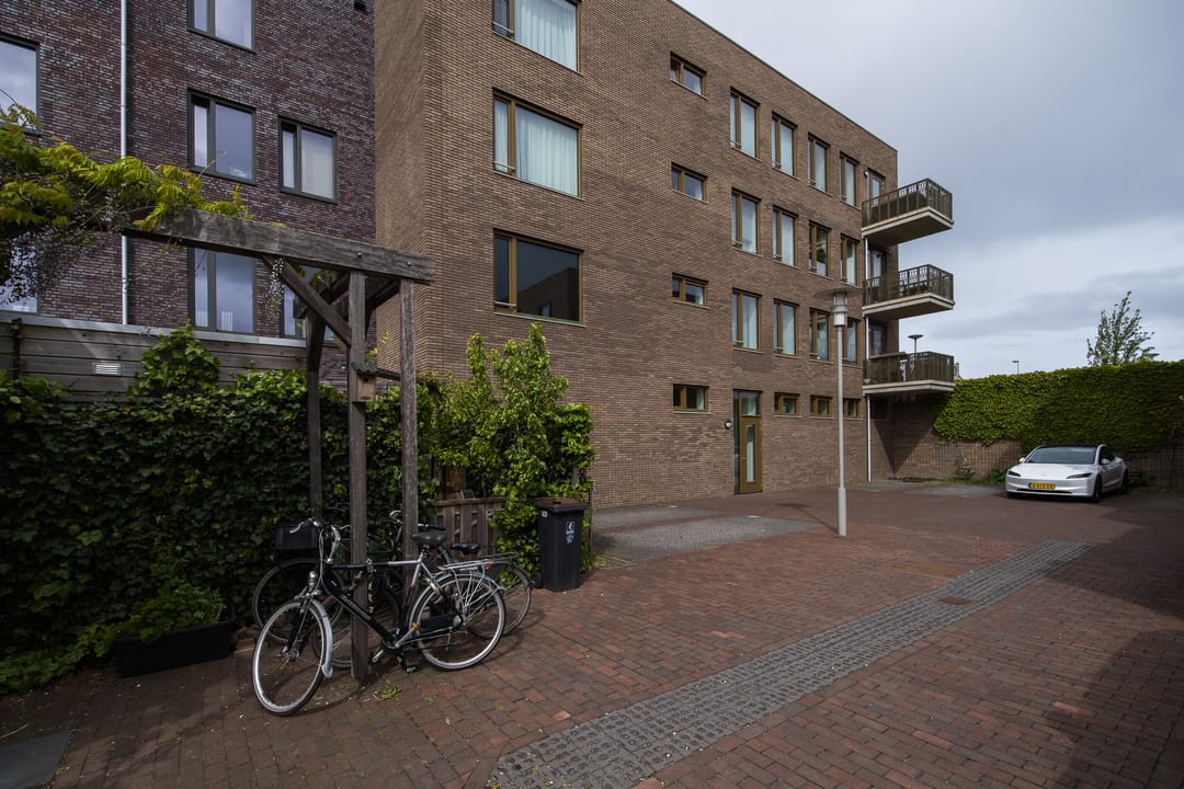 Modern Ground-Floor Apartment with Private Patio and Parking in Leeuwesteyn — 38