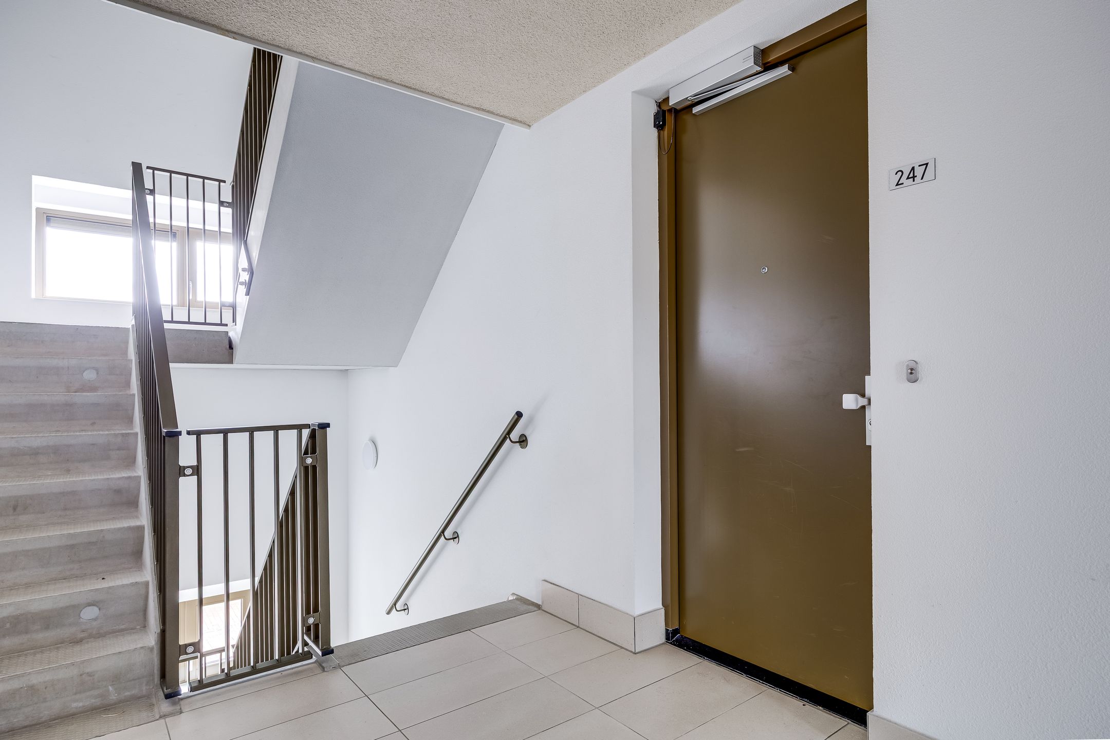 Modern Ground-Floor Apartment with Private Patio and Parking in Leeuwesteyn — 36