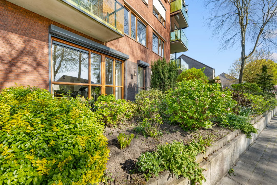 Spacious Ground Floor Corner Apartment with Large Garden in Epe Center — 37