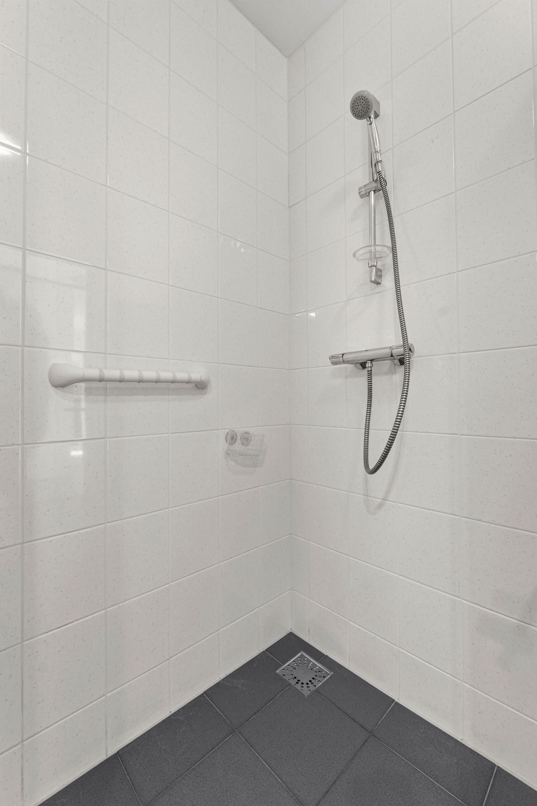 Spacious Ground Floor Corner Apartment with Large Garden in Epe Center — 28