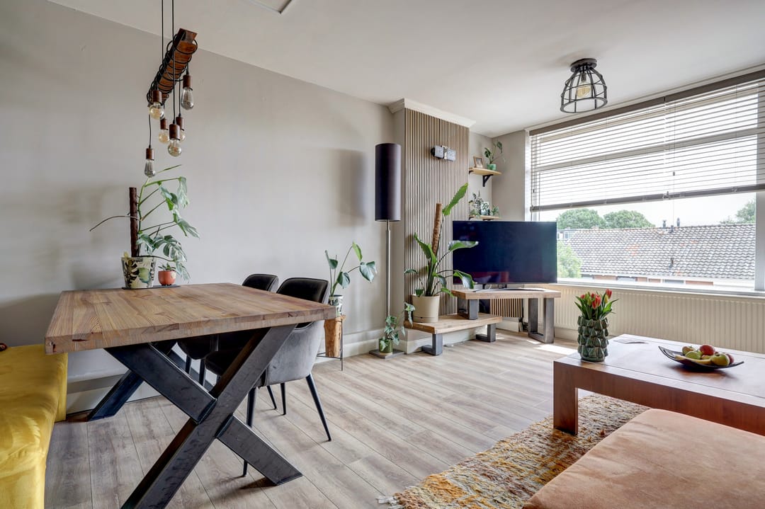Move-Ready Three-Room Apartment with Two Balconies in Central Location — 11