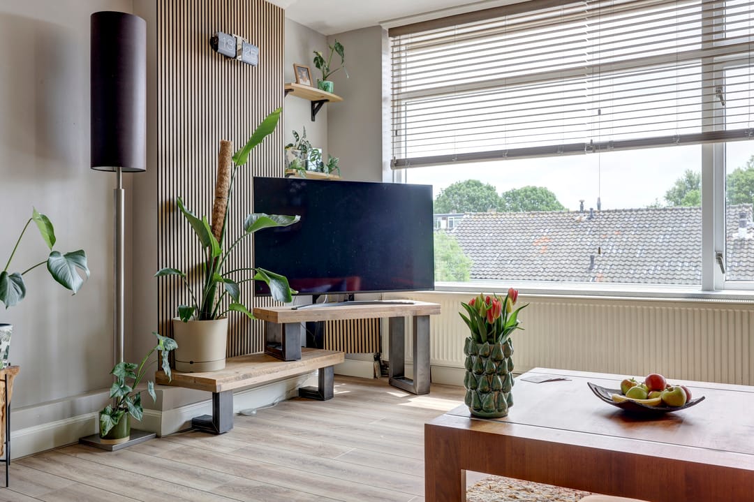 Move-Ready Three-Room Apartment with Two Balconies in Central Location — 8