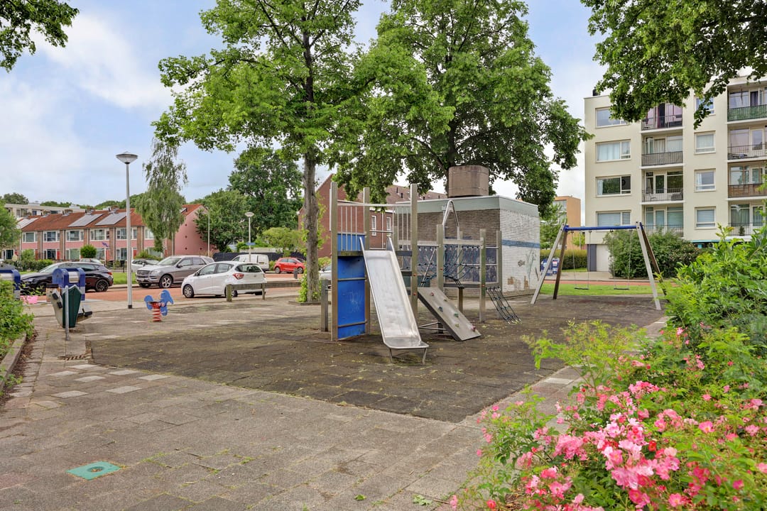 Move-Ready Three-Room Apartment with Two Balconies in Central Location — 26