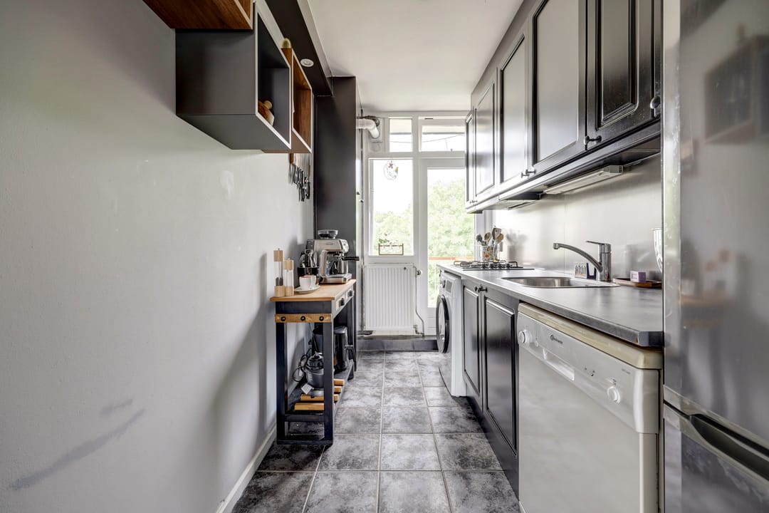 Move-Ready Three-Room Apartment with Two Balconies in Central Location — 13
