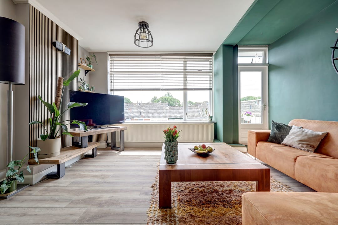 Move-Ready Three-Room Apartment with Two Balconies in Central Location — 7