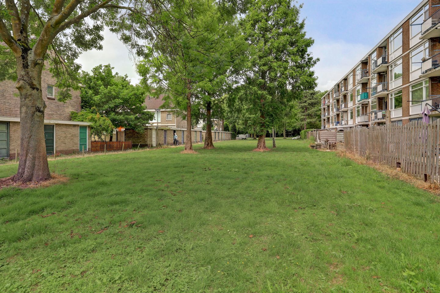 Move-Ready Three-Room Apartment with Two Balconies in Central Location — 25
