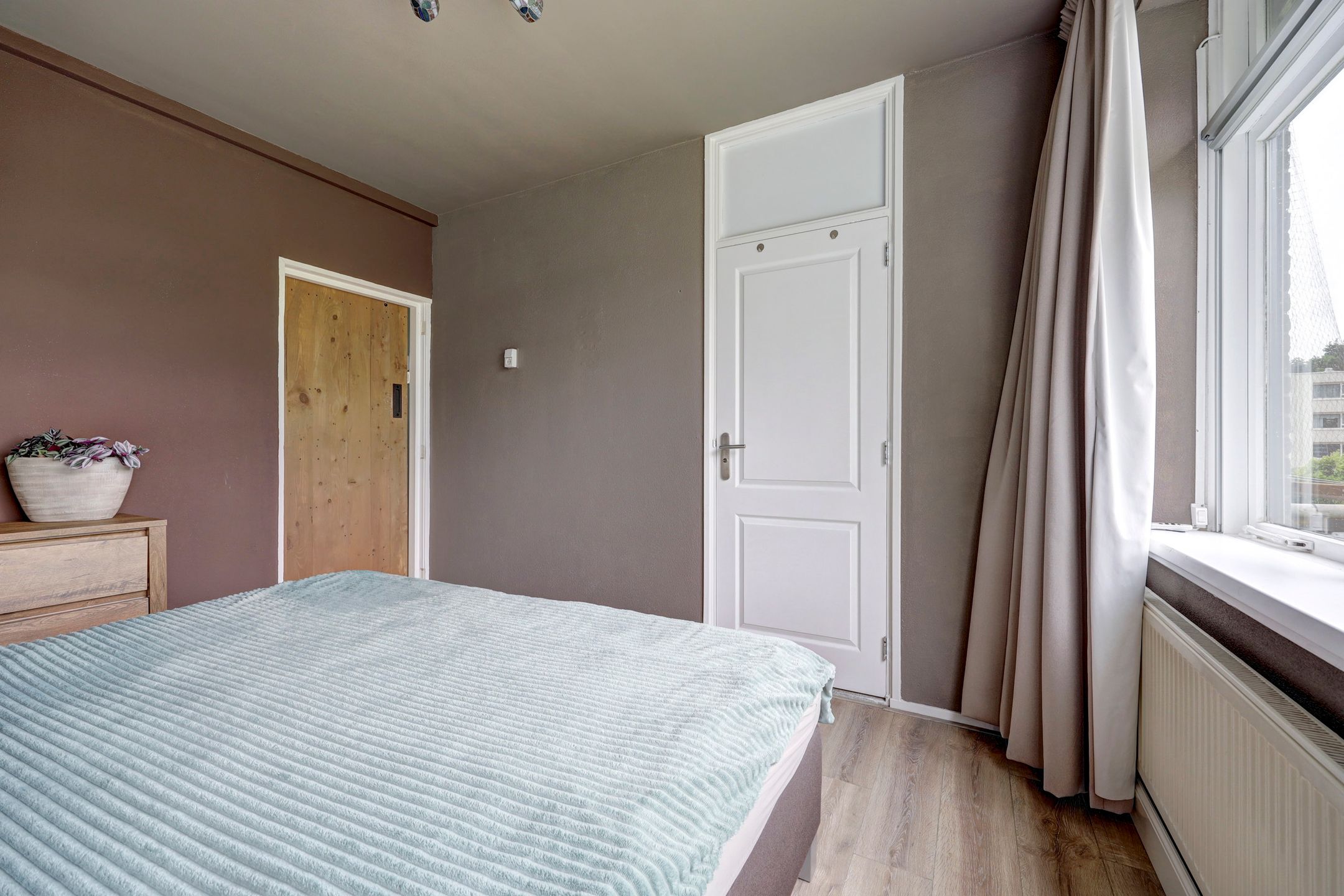 Move-Ready Three-Room Apartment with Two Balconies in Central Location — 15