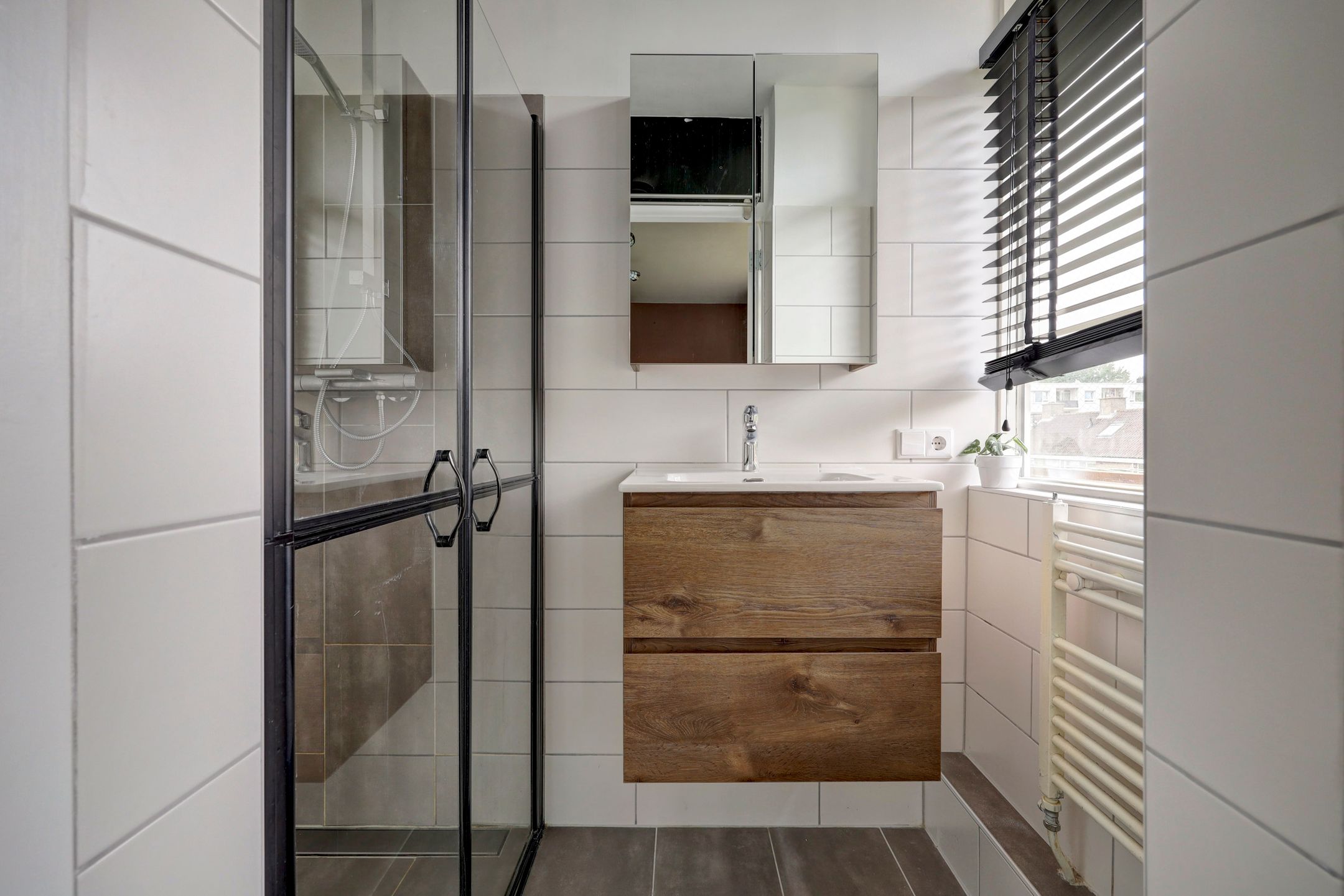 Move-Ready Three-Room Apartment with Two Balconies in Central Location — 18