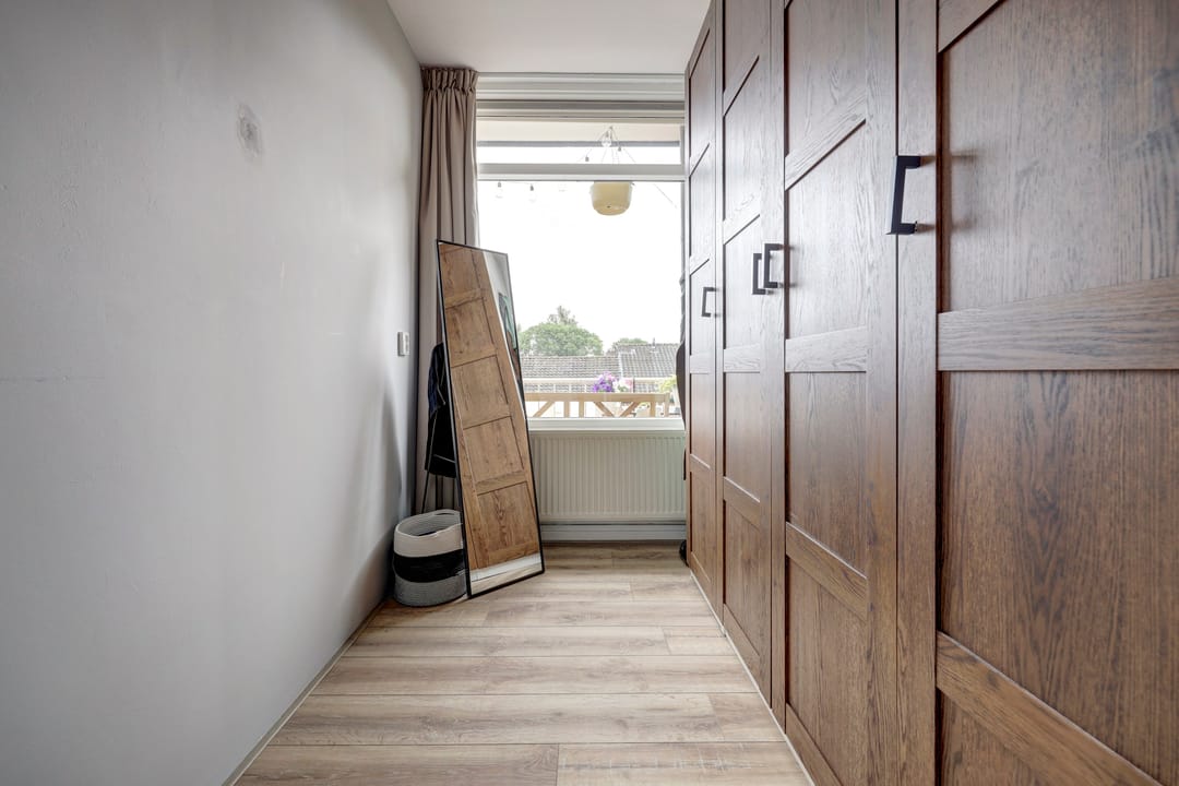 Move-Ready Three-Room Apartment with Two Balconies in Central Location — 16