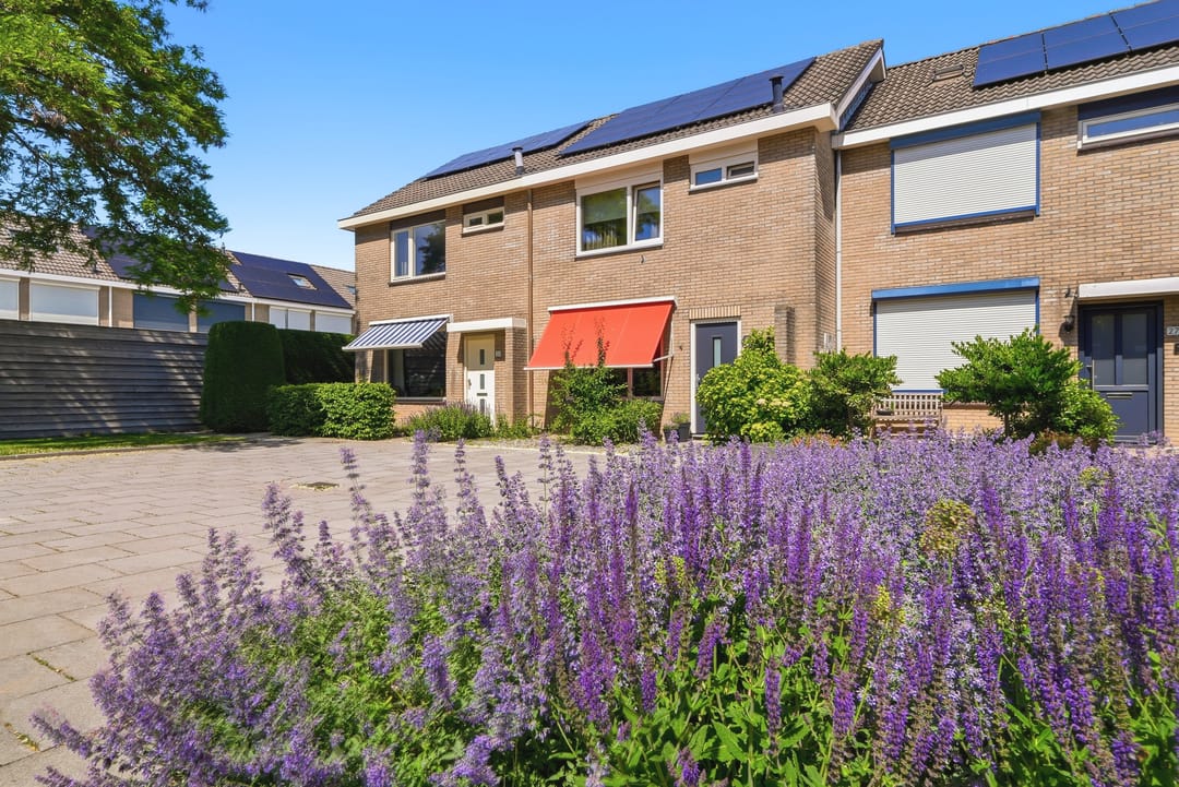 Spacious Corner Family Home with Solar Panels and Modern Comforts — 38