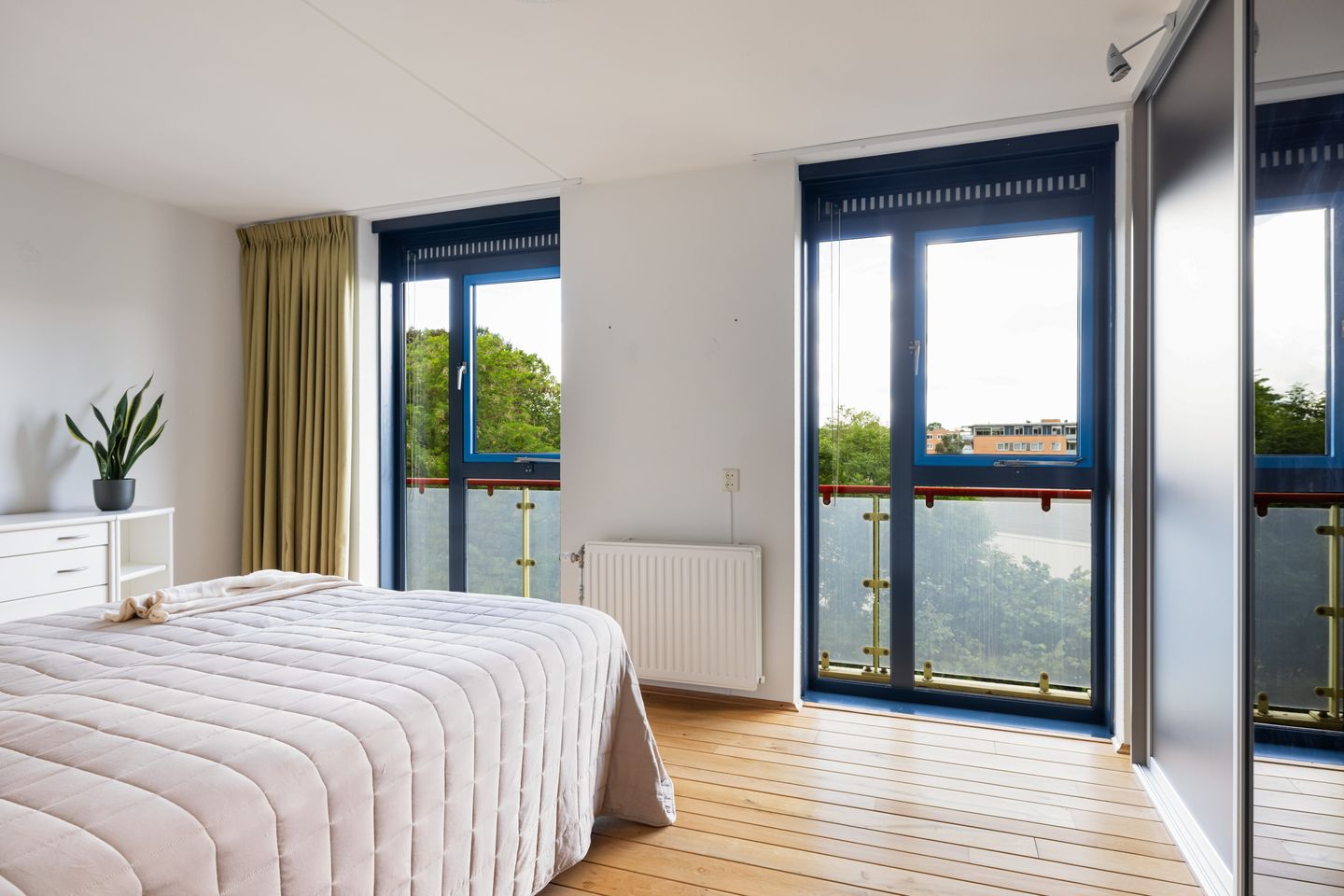 Spacious 3-Room Apartment with South-Facing Balcony and Private Parking — 19
