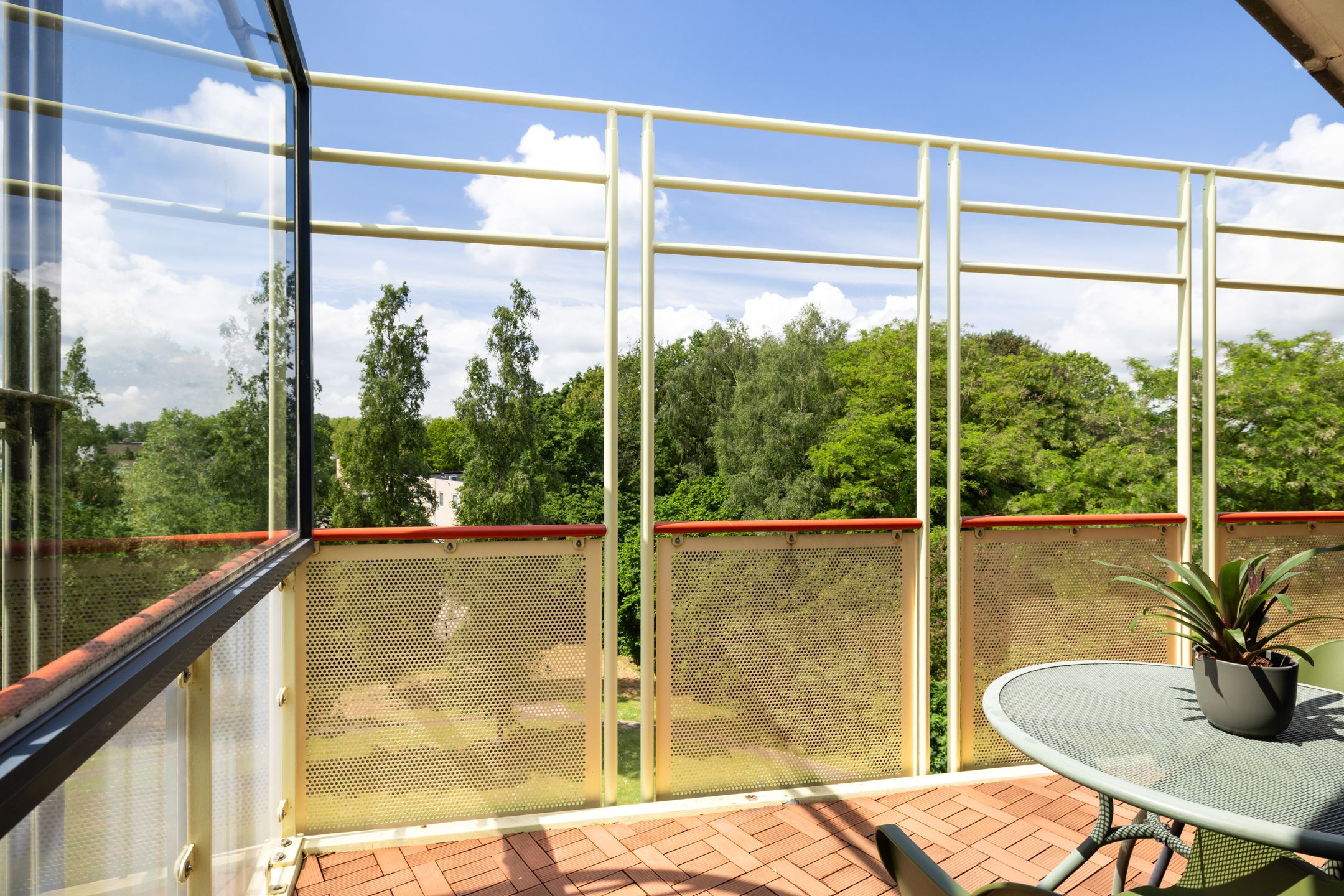 Spacious 3-Room Apartment with South-Facing Balcony and Private Parking — 9