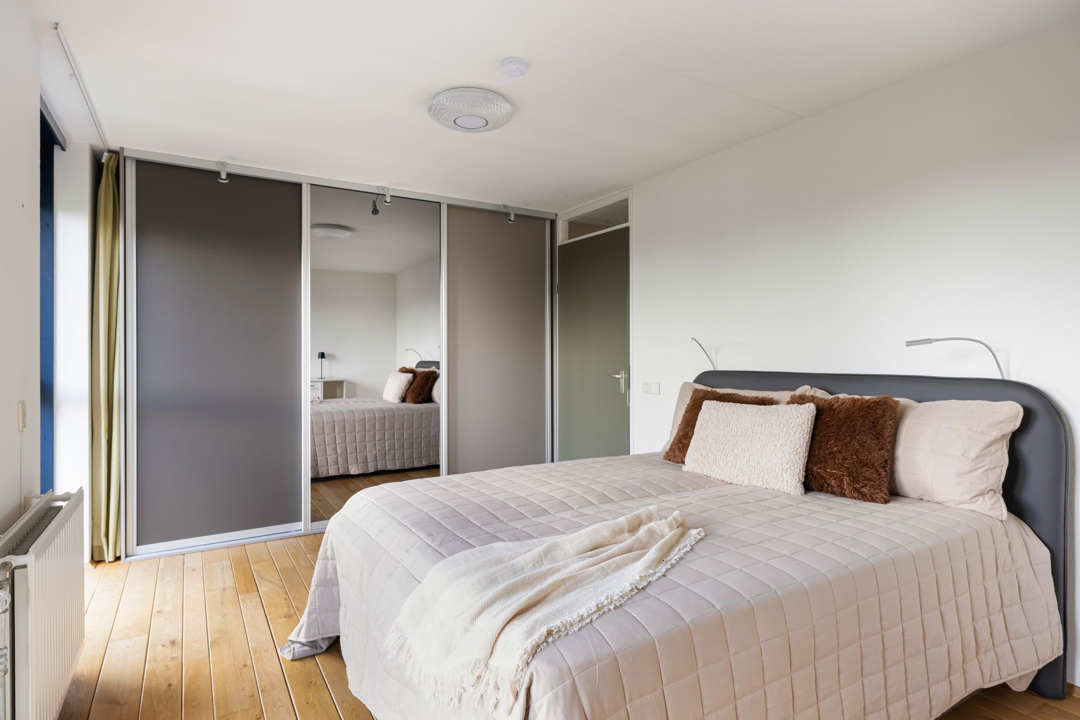 Spacious 3-Room Apartment with South-Facing Balcony and Private Parking — 18