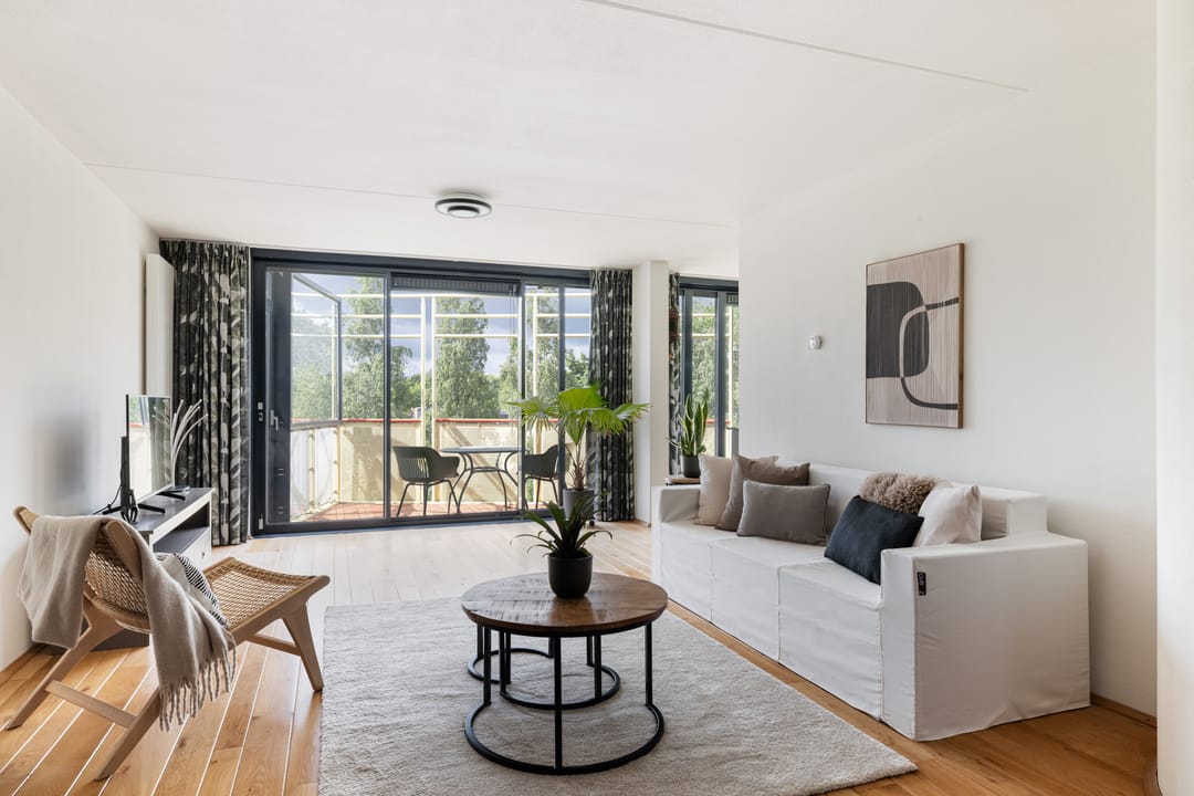 Spacious 3-Room Apartment with South-Facing Balcony and Private Parking — 8