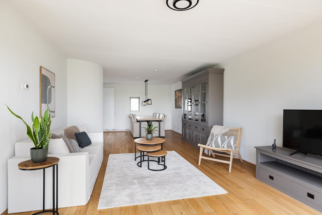Spacious 3-Room Apartment with South-Facing Balcony and Private Parking — 7