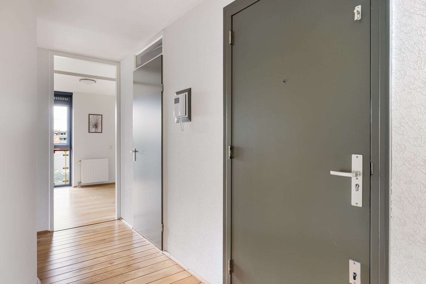 Spacious 3-Room Apartment with South-Facing Balcony and Private Parking — 20