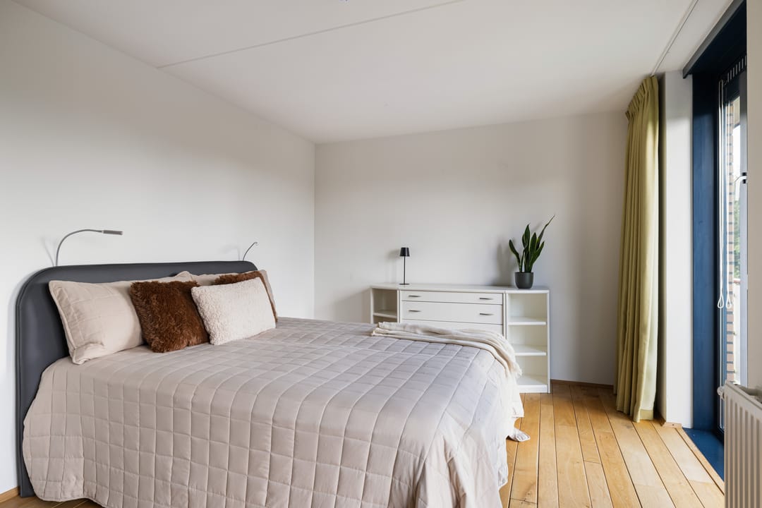 Spacious 3-Room Apartment with South-Facing Balcony and Private Parking — 17