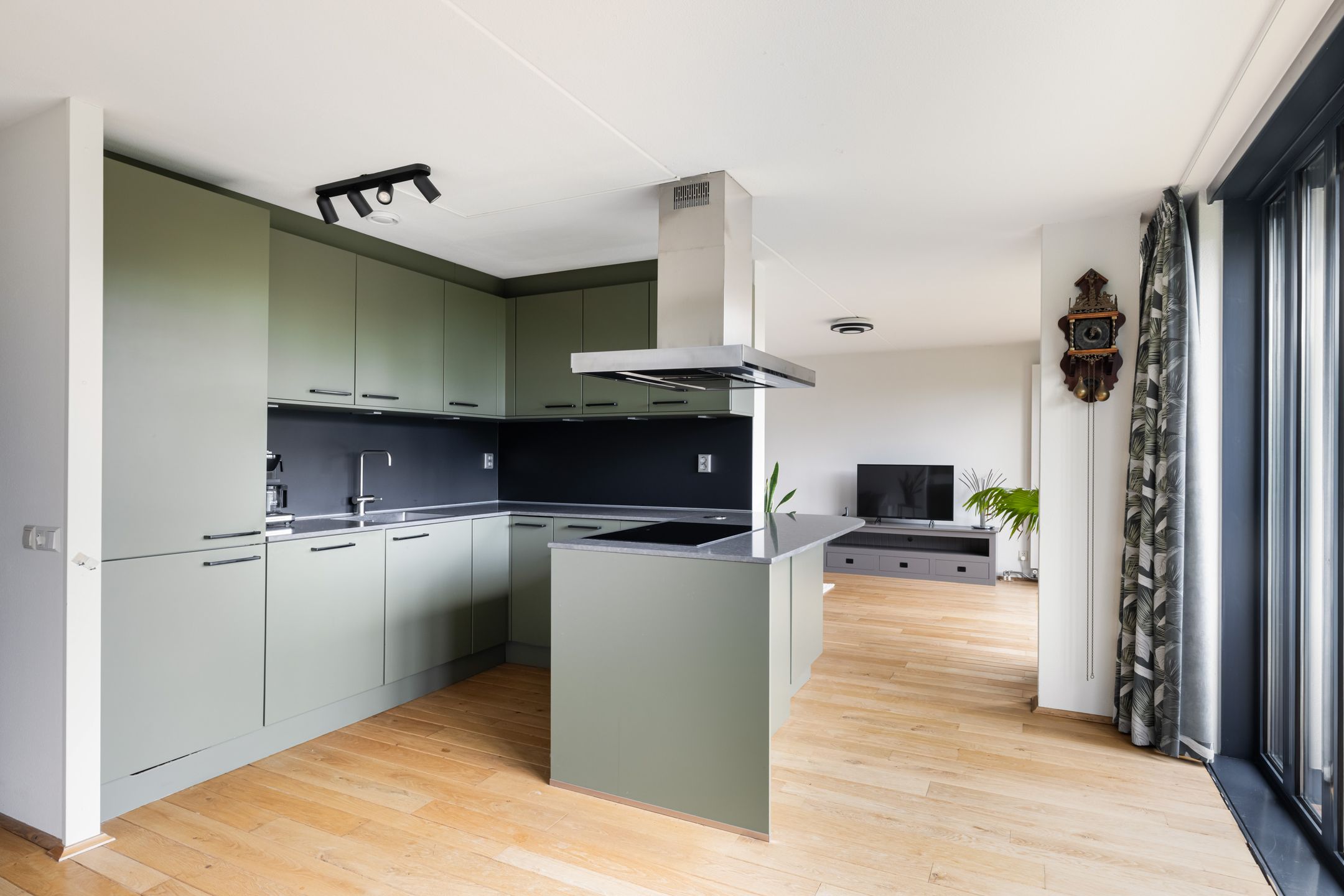 Spacious 3-Room Apartment with South-Facing Balcony and Private Parking — 12