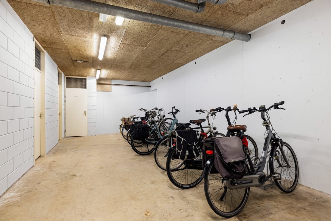 Spacious 3-Room Apartment with South-Facing Balcony and Private Parking — 32
