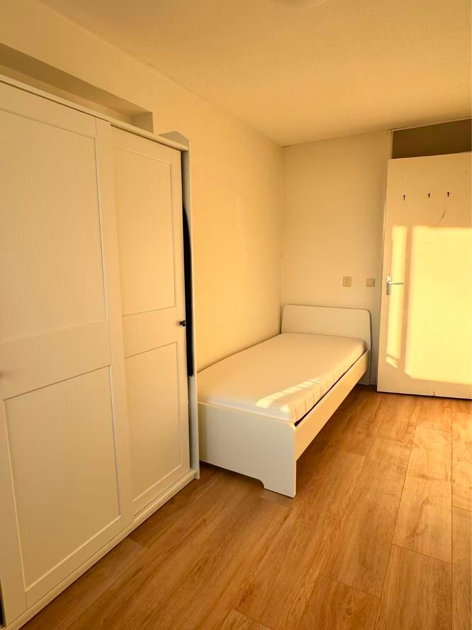 Modern 4-Room Apartment with Sunny Southwest Balcony on the 16th Floor — 8