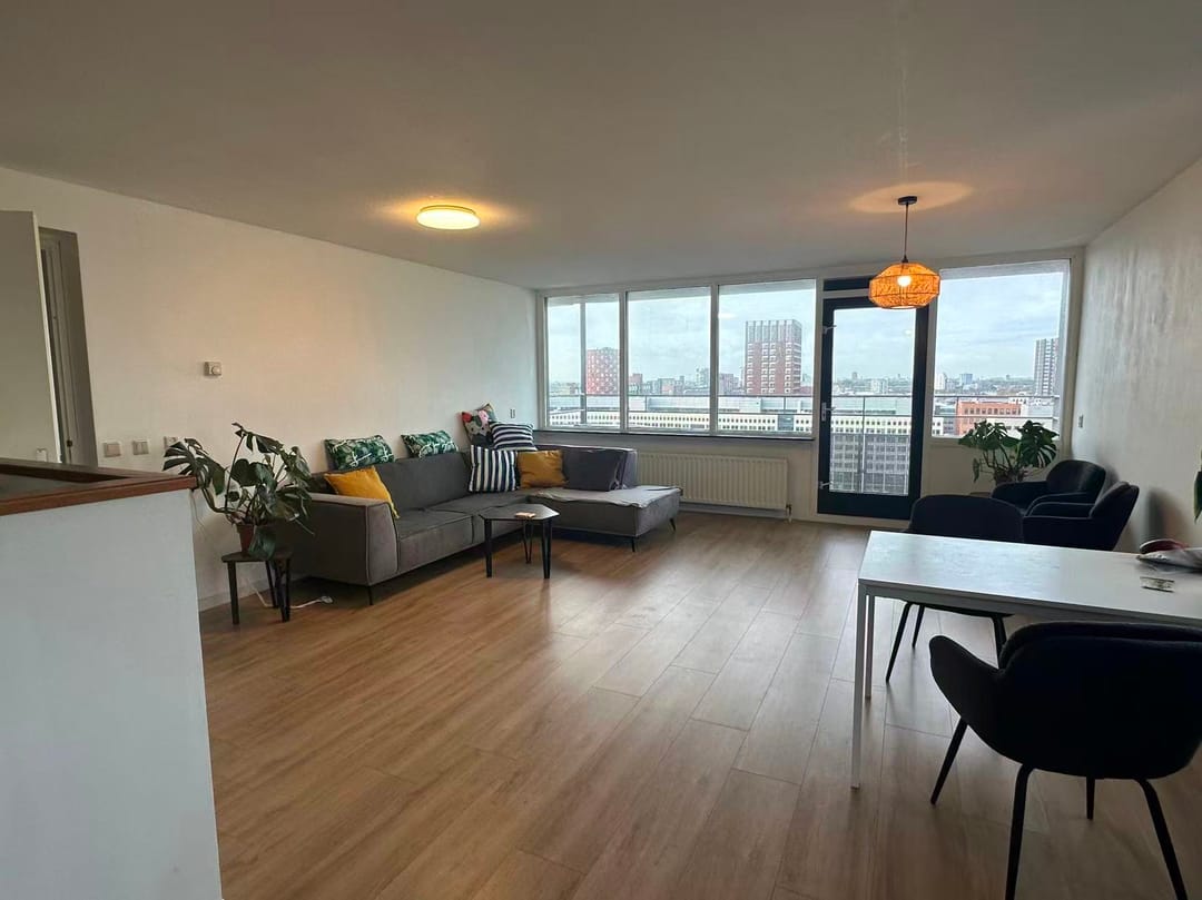 Appartement moderne de 4 pièces avec balcon ensoleillé orienté sud-ouest au 16ème étage
