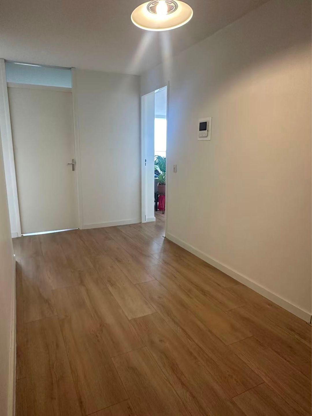Modern 4-Room Apartment with Sunny Southwest Balcony on the 16th Floor — 16