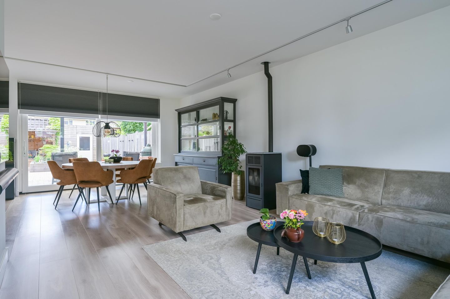 Spacious Family Home with Conservatory and Double Garage in Polderwijk — 14